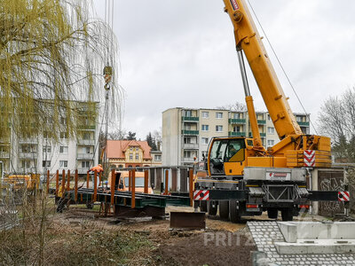 Foto des Albums: Neue Brücke über die Dömnitz wird aufgesetzt