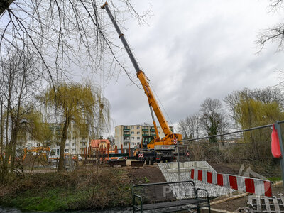 Foto des Albums: Neue Brücke über die Dömnitz wird aufgesetzt