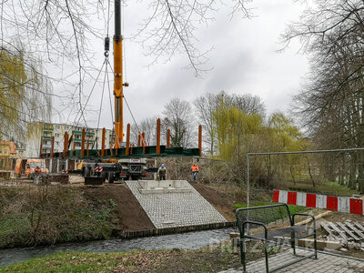Foto des Albums: Neue Brücke über die Dömnitz wird aufgesetzt