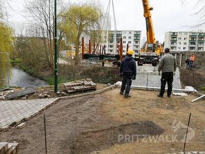 Foto des Albums: Neue Brücke über die Dömnitz wird aufgesetzt
