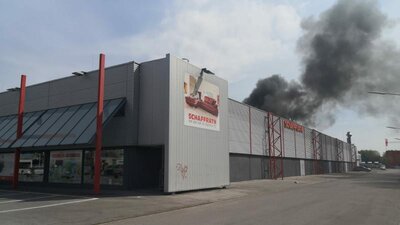 Einsatzstelle kurz nach dem Notruf und der Info im Laden durch Andre Neu&szlig;  (Bild vergr&ouml;&szlig;ern)