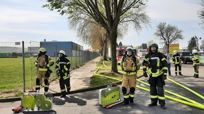 Atemschutztrupps in Bereitstellung  (Bild vergr&ouml;&szlig;ern)