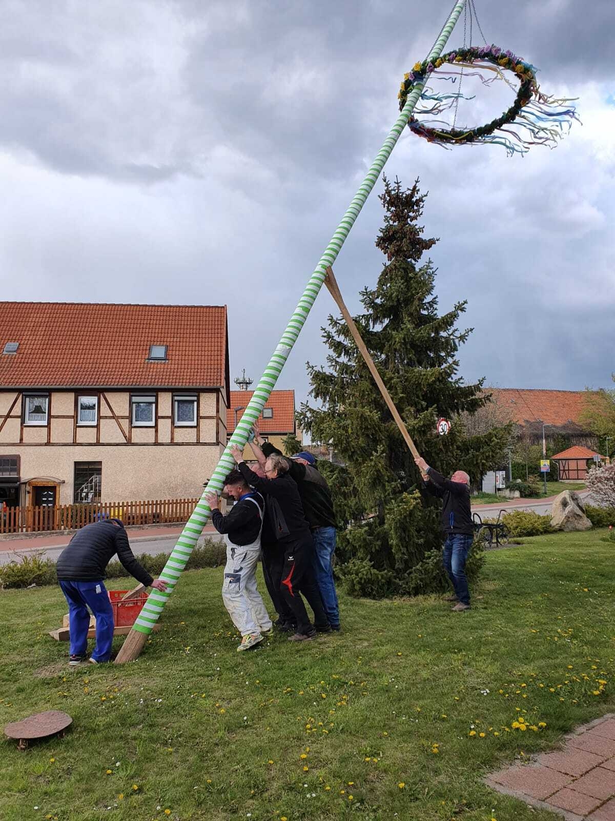 Bild : Aufstellung Maibaum 2021 (10)
