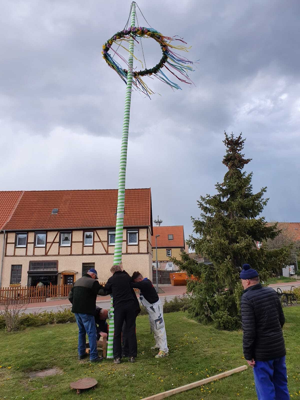 Bild : Aufstellung Maibaum 2021 (11)