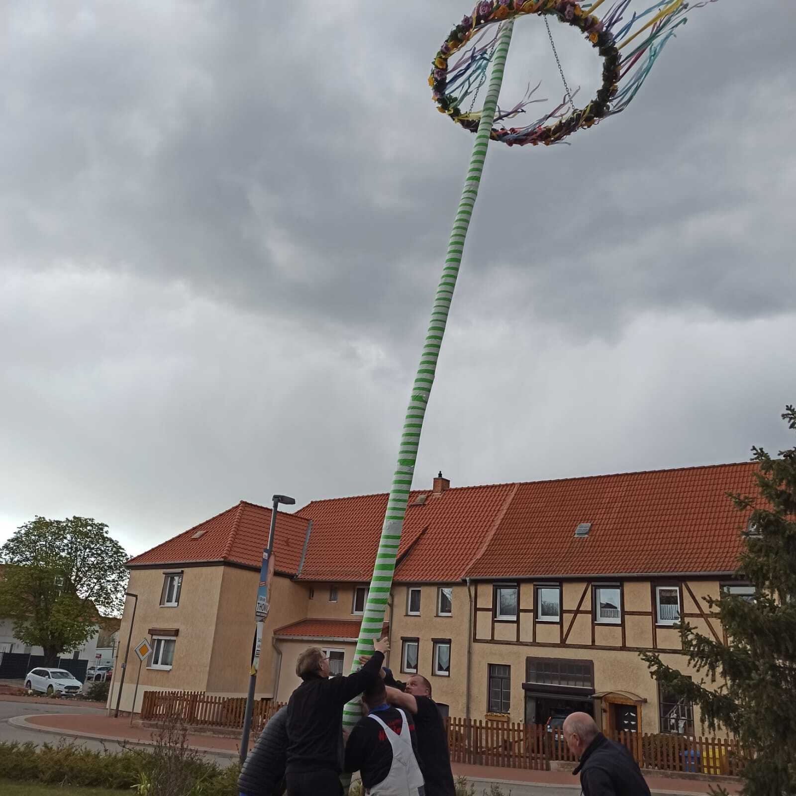 Bild : Aufstellung Maibaum 2021 (8)