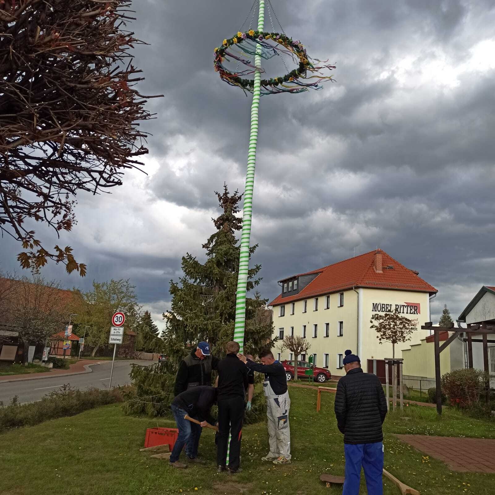Bild : Aufstellung Maibaum 2021 (9)