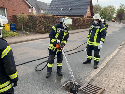 Foto des Albums: 2021-05-03-Einsatz_1 Öl-Gewässer