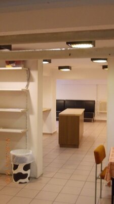Hinter dem Garderobenbereich lagen weitere R&auml;ume, die sp&auml;ter neu aufgeteilt und anders genutzt werden sollen. Foto: Beate Vogel  (Bild vergr&ouml;&szlig;ern)