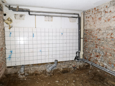 Blick auf das entkernte Herren-WC: Auch hier wird alles erneuert.Foto: Bauamt  (Bild vergr&ouml;&szlig;ern)