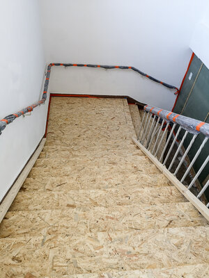 Die Treppe zum Keller ist mit einer sch&uuml;tzenden Verkleidung versehen worden, um Sch&auml;den zu vermeiden. Foto: Beate Vogel  (Bild vergr&ouml;&szlig;ern)