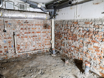 Im einstigen Putzmittelraum hinter dem Damen-WC wird ein behindertengerechtes WC entstehen. Foto: Beate Vogel  (Bild vergr&ouml;&szlig;ern)