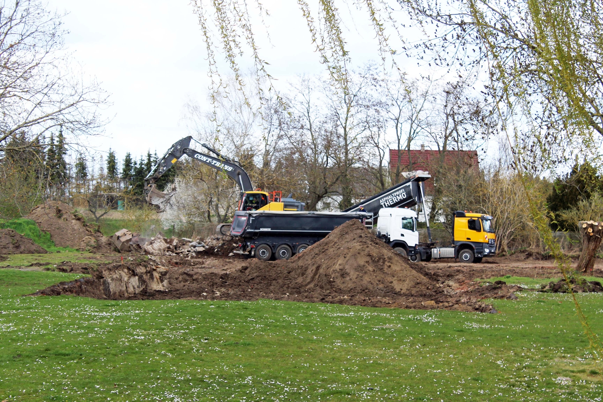 Bild: 006 alte Fundamentreste werden abgefahren und gleichzeitig kommt schon der Kies