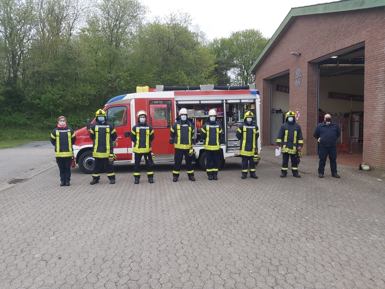 Bild: Teilnehmer in Gerätehaus Lürschau