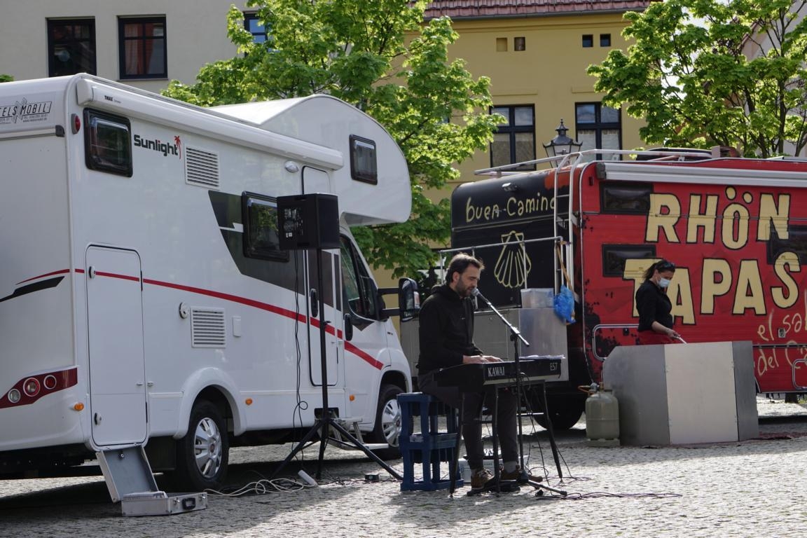 Bild: Der Kultur Truck machte am 16. Mai auf dem Calauer Marktplatz Halt. Foto: Stadt Calau / Jan Hornhauer