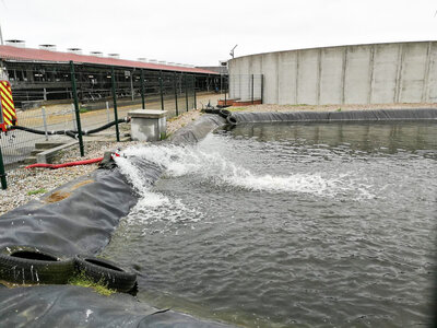 Wasserreservoir auf dem Betriebsgel&auml;nde. Foto: Frank Herrling  (Bild vergr&ouml;&szlig;ern)