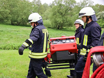 Die Einsatzkr&auml;fte bereiten die Wasserentnahme an der D&ouml;mnitz vor. Foto: Uwe Sellmann  (Bild vergr&ouml;&szlig;ern)