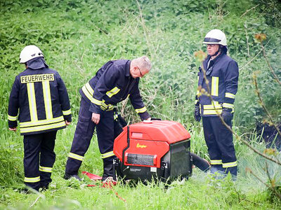Die Einsatzkr&auml;fte bereiten die Wasserentnahme an der D&ouml;mnitz vor. Foto: Uwe Sellmann  (Bild vergr&ouml;&szlig;ern)