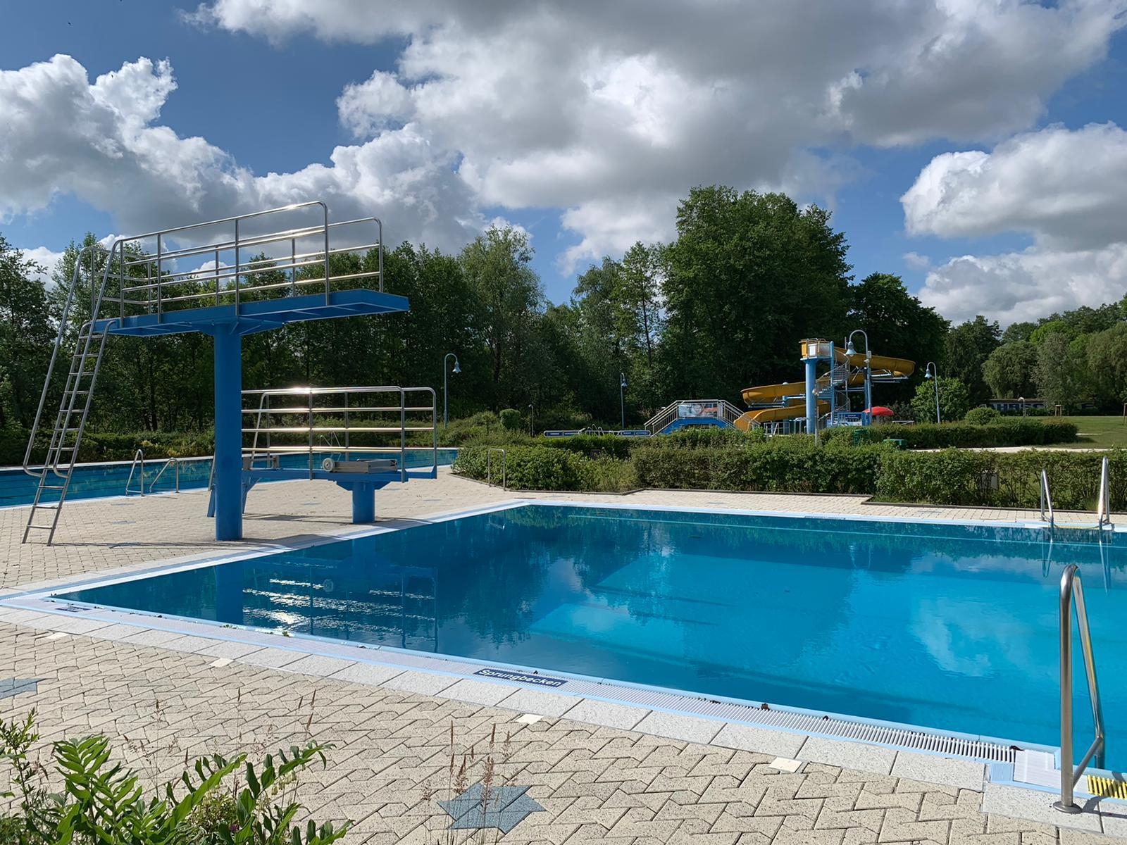 Bild: Sprungbecken mit 1m- und 3m-Turm