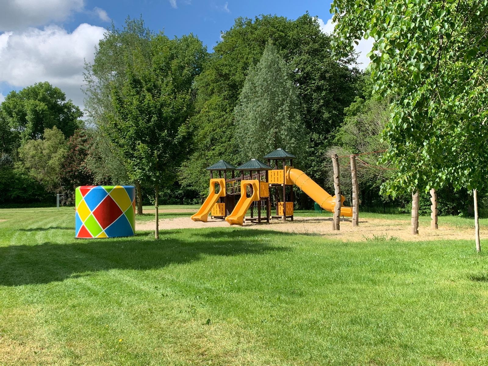 Bild: Abenteuerspielplatz, Beachvolleyballplatz, Kleinfeldfußball und Basketballanlage