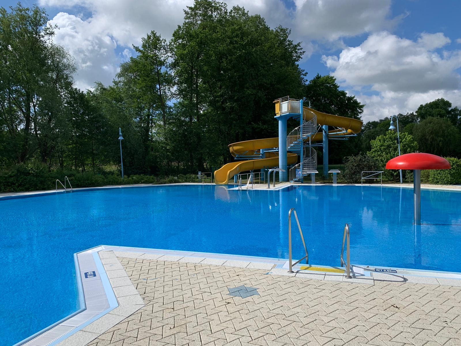 Bild: Nichtwschwimmerbecken mit 53m langer Wasserrutsche, Wasserstrahlanlage und Schwallwasserduschen und Wasserpilz