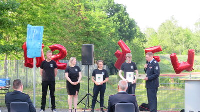 Vorschaubild: Befördert zur Feuerwehrfrau wurden Selina Mantke und Allison Rud und zum Feuerwehrmann Mathias Hoffmann und Malte Rosenkranz