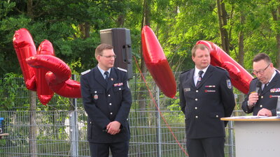 Vorschaubild: Der Vizepräsident des Landesfeuerwehrverbandes Brandenburg Daniel Brose und André Slaby ehren Dr  Oliver Frandrup-Kuhr mit dem Brandenburger Feuerwehr-Ehrenkreuz in Silber