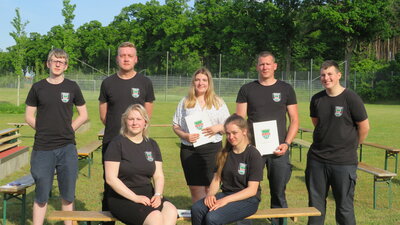 Vorschaubild: Die Feuerwehrfrauen Selina Mantke, Allison Rud, Feuerwehrmänner Mathias Hoffmann, Malte Rosenkranz und Oberfeuerwehrfrau Vanessa Böhm und Oberfeuerwehrmänner Michael Thäle, Cedric Epler