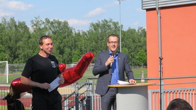 Vorschaubild: Herr Richter übergibt seinen Mitgliedsantrag zur Aufnahme in den Förderverein der FFW