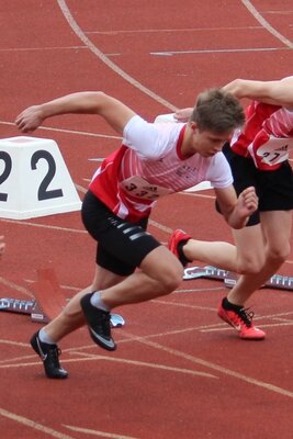 Milian Zirbus (bei 100m Start)  (Bild vergr&ouml;&szlig;ern)