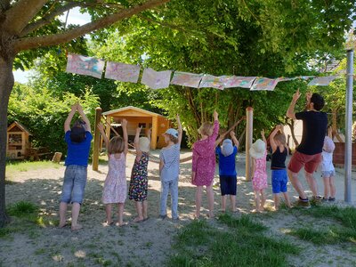 Die Kooperation der Kita Zinnitz &bdquo;Haus der Elemente&ldquo; mit der Miladeus Integrationshilfe aus Calau durfte sich &uuml;ber den diesj&auml;hrigen Inklusionspreis freuen. (Fotos Kita Zinnitz)  (Bild vergr&ouml;&szlig;ern)