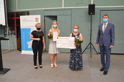 Kreistagsvorsitzende Martina Gregor-Ness und Landrat Siegurd Heinze zeichneten den diesj&auml;hrigen Preistr&auml;ger, die Kooperation der Kita Zinnitz &bdquo;Haus der Elemente&ldquo; mit der Miladeus Integrationshilfe aus Calau aus. Den Inklusionspreis 2021 nahmen Stefanie Jungwirth, Leiterin der Kita Zinnitz und Jennifer Hausmann von der Miladeus Integrationshilfe entgegen. (Fotos Landkreis/Weser)  (Bild vergr&ouml;&szlig;ern)
