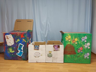 Sammelkisten in Haus 1 (Bewegungsraum) 