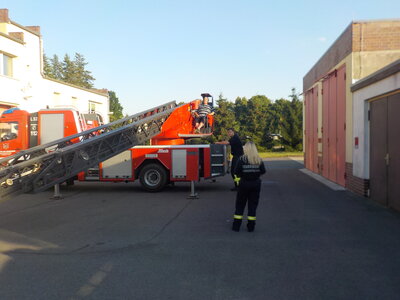 Vorschaubild: Feuerwehrmann Udo bringt das Fahrzeug in Position.