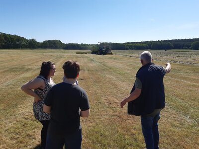 Foto des Albums: Oberschüler aus Glöwen erkunden Landwirtschaftsbetrieb im Rahmen der Berufsorientierung (17. 06. 2021)