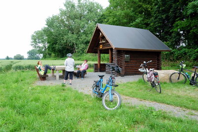 Rast an der S&uuml;daue mit Schutzh&uuml;tte  (Bild vergr&ouml;&szlig;ern)