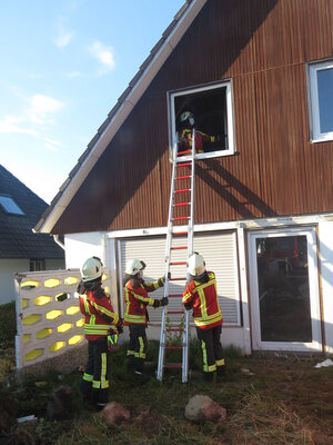 Vornahme von Steckleitern und Einstieg &uuml;ber das Fenster im Dachgeschoss 