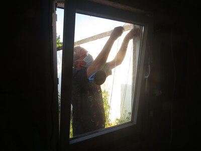 Zutrittsverschaffung &uuml;ber ein auf Kipp stehendes Fenster 