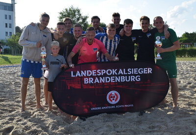 Vorschaubild: Hertha BSC II sichert sich den Pokal für Platz 1 des FLB-Beachsoccer-Cups.