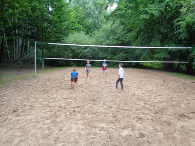 ... oder spielen Volleyball  (Bild vergr&ouml;&szlig;ern)
