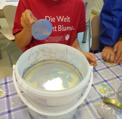 Im Hort konnten die Kinder sch&ouml;ne Schmuckst&uuml;cke herstellen  (Bild vergr&ouml;&szlig;ern)