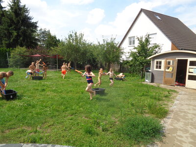 Zum Bergfest darf eine Wasserschlacht nicht fehlen  (Bild vergr&ouml;&szlig;ern)