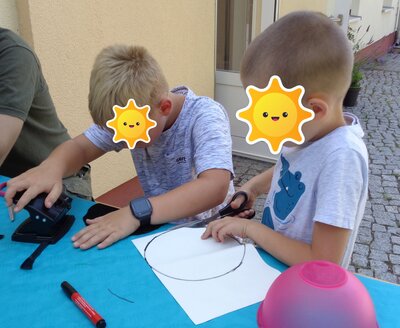 ... und kleine S&auml;ckchen herstellen  (Bild vergr&ouml;&szlig;ern)