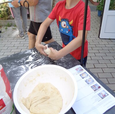 Brezeln konnten die Kinder auch selber herstellen  (Bild vergr&ouml;&szlig;ern)