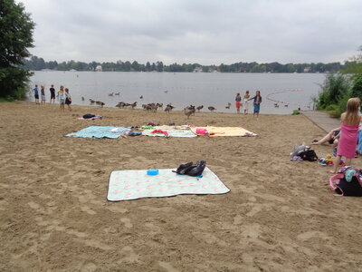 ... auch wenn der Himmel bedeckt ist, so sind wir doch am Strand...  (Bild vergr&ouml;&szlig;ern)