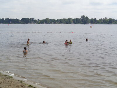 ... und einige der ganz mutigen Kinder sogar im Wasser  (Bild vergr&ouml;&szlig;ern)