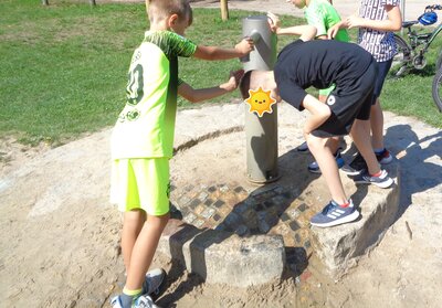Auf dem Spielplatz in Sch&ouml;nwalde konnte man sich dann auch mal abk&uuml;hlen  (Bild vergr&ouml;&szlig;ern)