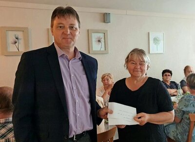 Landtagsabgeordneter Udo Wernitz &uuml;bergibt Vereinsvorsitzende Silvia Zimmermann eine Spende f&uuml;r die Vereinsarbeit. Quelle:&nbsp;Frank B&uuml;rstenbinder  (Bild vergr&ouml;&szlig;ern)