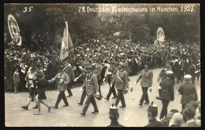 Vorschaubild: Der SV Ortenberg beim Bundesschießen in München. Die dort vorne getragene Ehrenscheibe hängt heute im Vereinsheim der Ortenberger Schützen.