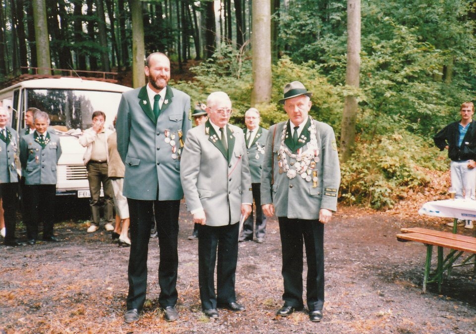 Bild: Ritterproklamation mit v.li. Alfred Stefan, Schützenmeister Hugo Müller und Erstem Ritter Karl Götz jun.