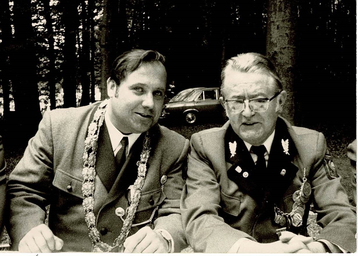Bild: Erster Ritter Willi Meuer mit Schützenmeister Hugo Müller